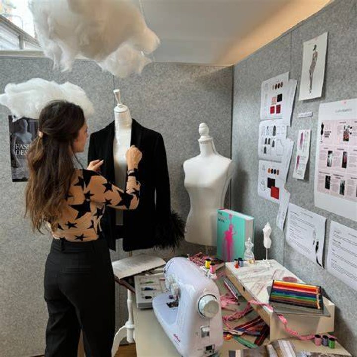 How do you become a fashion PR?